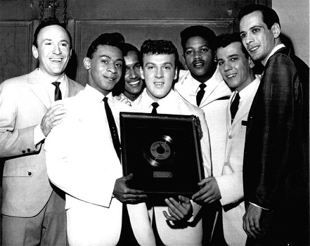 los Marcels luciendo single